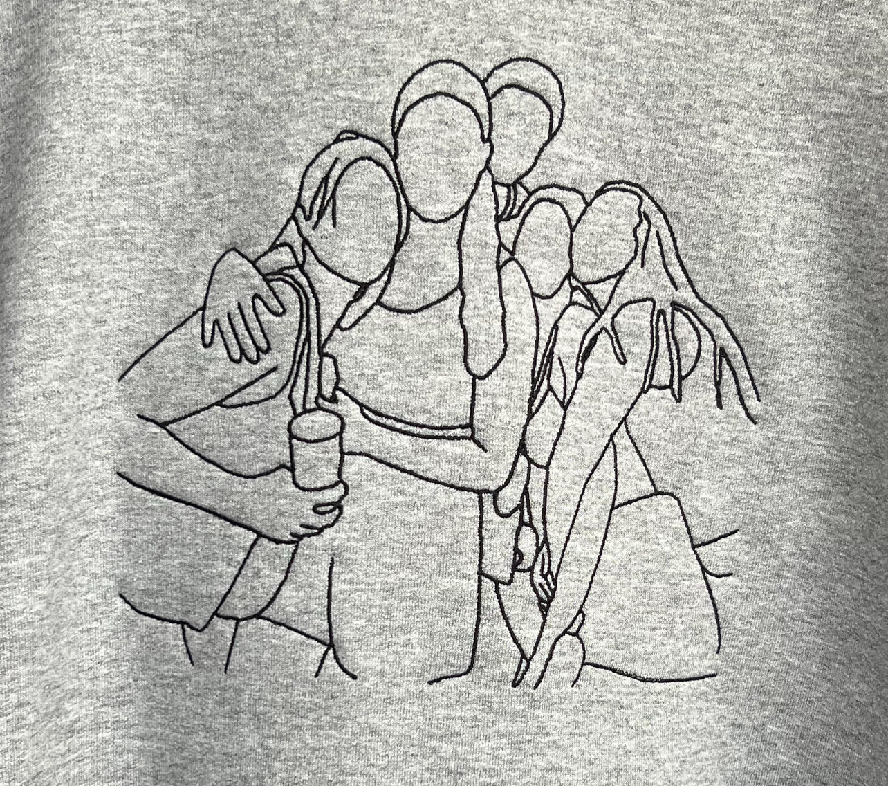 Detail van borduursel met foto op grijze hoodie – Travel Memories Custom