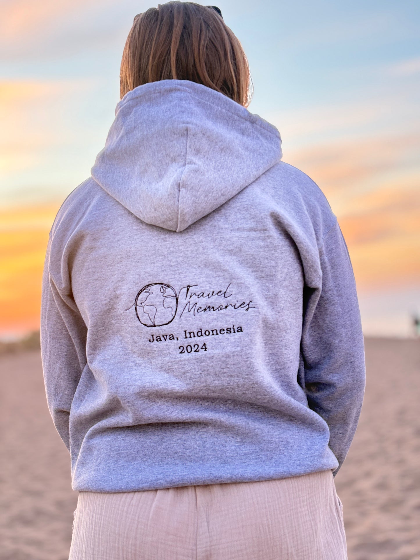 Achterkant hoodie met geborduurd logo Travel Memories Custom