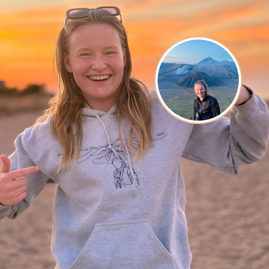 Model draagt gepersonaliseerde hoodie met geborduurde foto bij zonsondergang
